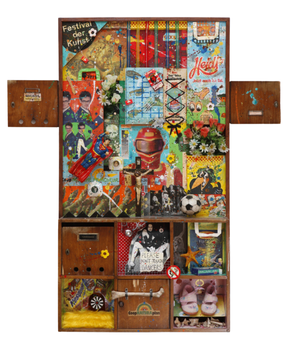 Hausaltar - Assemblage auf Migrossack auf Holzrelief:Briefkasten, 150x60x22 cm, 2012